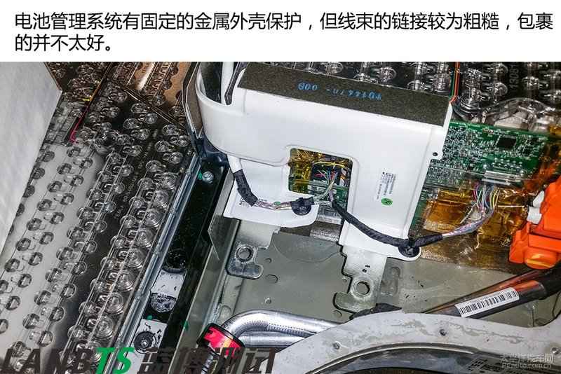特斯拉電池板拆解:7000多節(jié)18650電池 密密麻麻